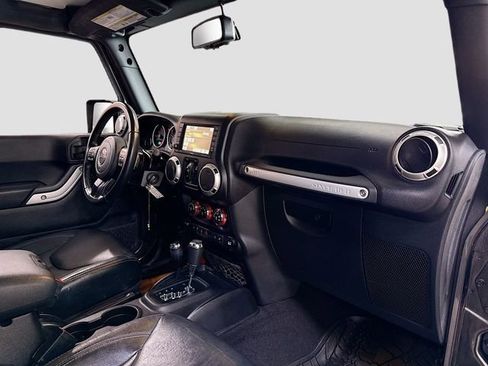 Used 2017 Jeep Wrangler Unlimited Rubicon w/ Connectivity Group image 27