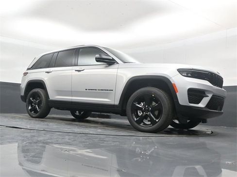 New 2025 Jeep Grand Cherokee Altitude image 36