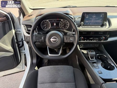 Used 2023 Nissan Rogue SV image 16