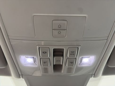 Used 2024 Volkswagen Tiguan SE FWD image 30