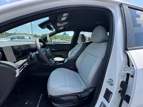 Used 2025 Hyundai Santa Cruz SE AWD/4WD image 15