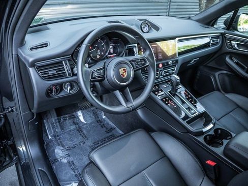 Certified 2025 Porsche Macan image 4