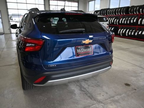 Used 2024 Chevrolet Trax LT w/ Sunroof Package image 7