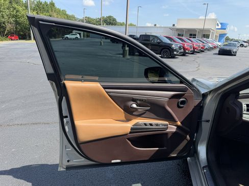 Used 2019 Lexus ES 350 w/ Premium Package FWD image 18