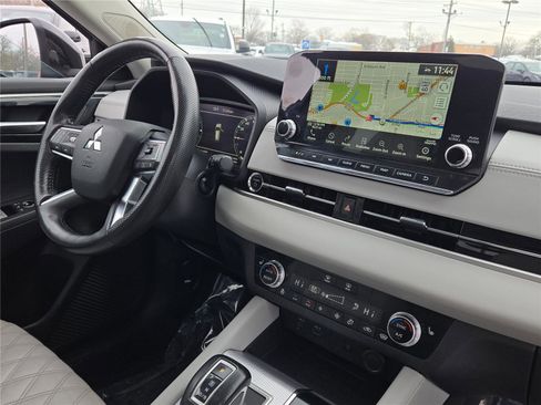 Used 2024 Mitsubishi Outlander 4WD Plug-In Hybrid image 7