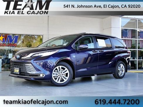 Used 2024 Toyota Sienna Limited FWD image 2