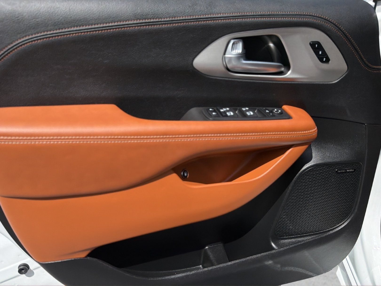Used 2024 Chrysler Pacifica Pinnacle FWD image 9