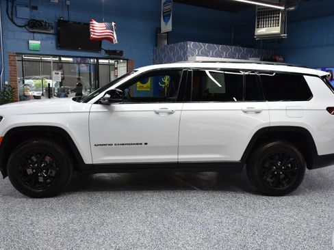 Used 2024 Jeep Grand Cherokee L Laredo AWD/4WD image 8