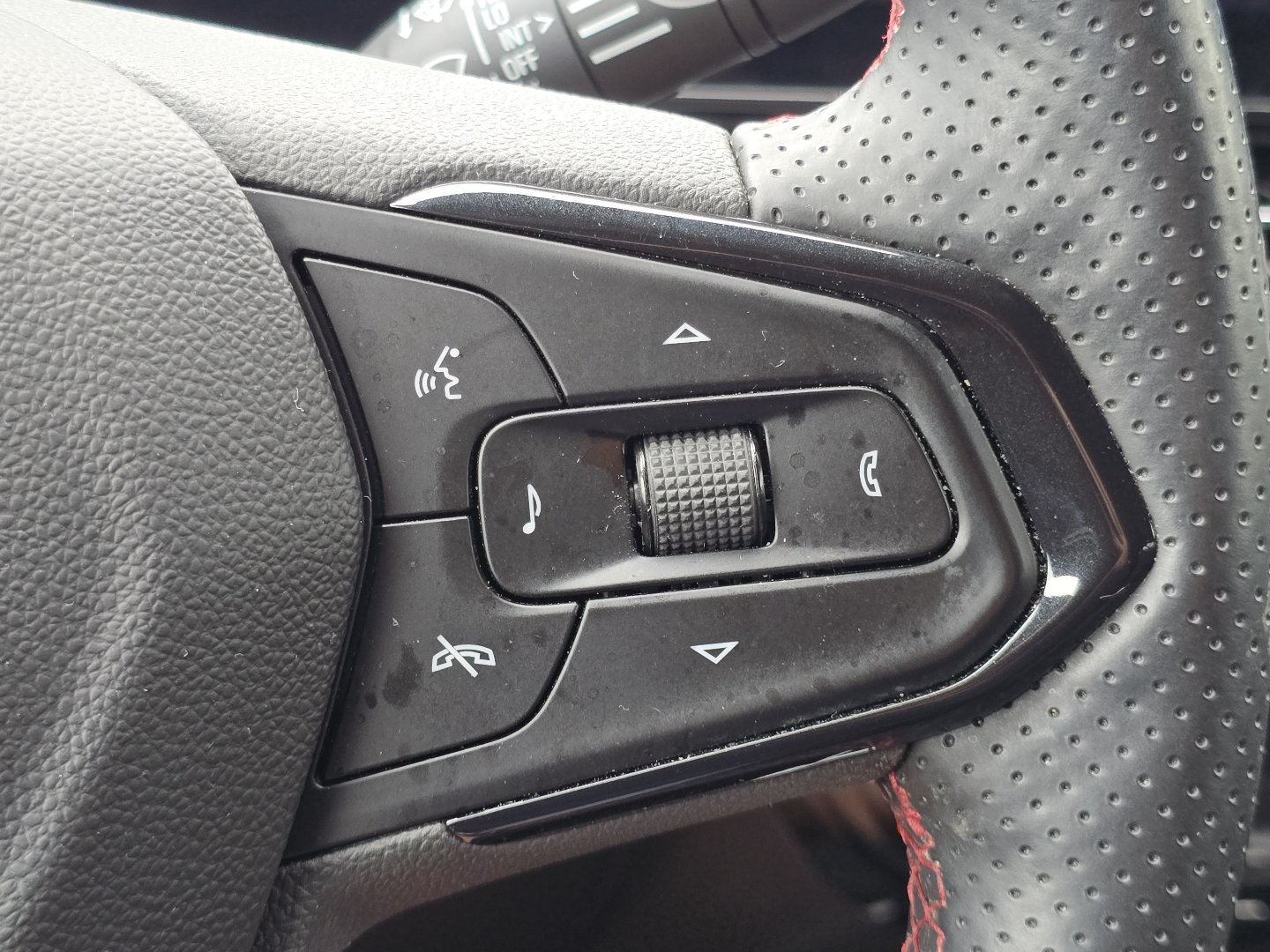 Certified 2024 Chevrolet Trax RS w/ Sunroof Package FWD image 14