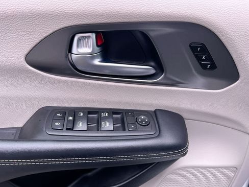 Used 2023 Chrysler Pacifica Touring-L FWD image 13