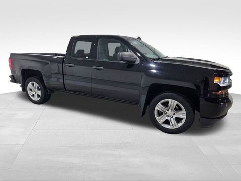 Used 2018 Chevrolet Silverado 1500 Custom w/ Custom Value Package image 19