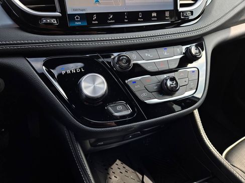 New 2026 Chrysler Pacifica Limited w/ Uconnect Theater Family Group image 24