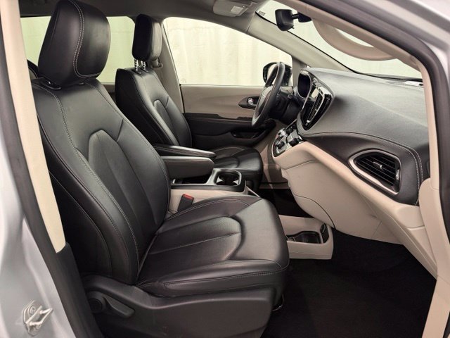 Used 2024 Chrysler Pacifica Limited FWD image 12