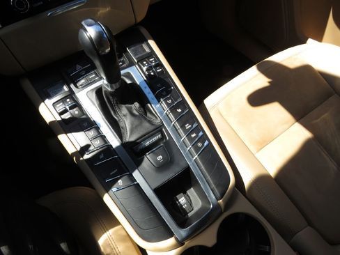 Used 2017 Porsche Macan AWD/4WD image 24