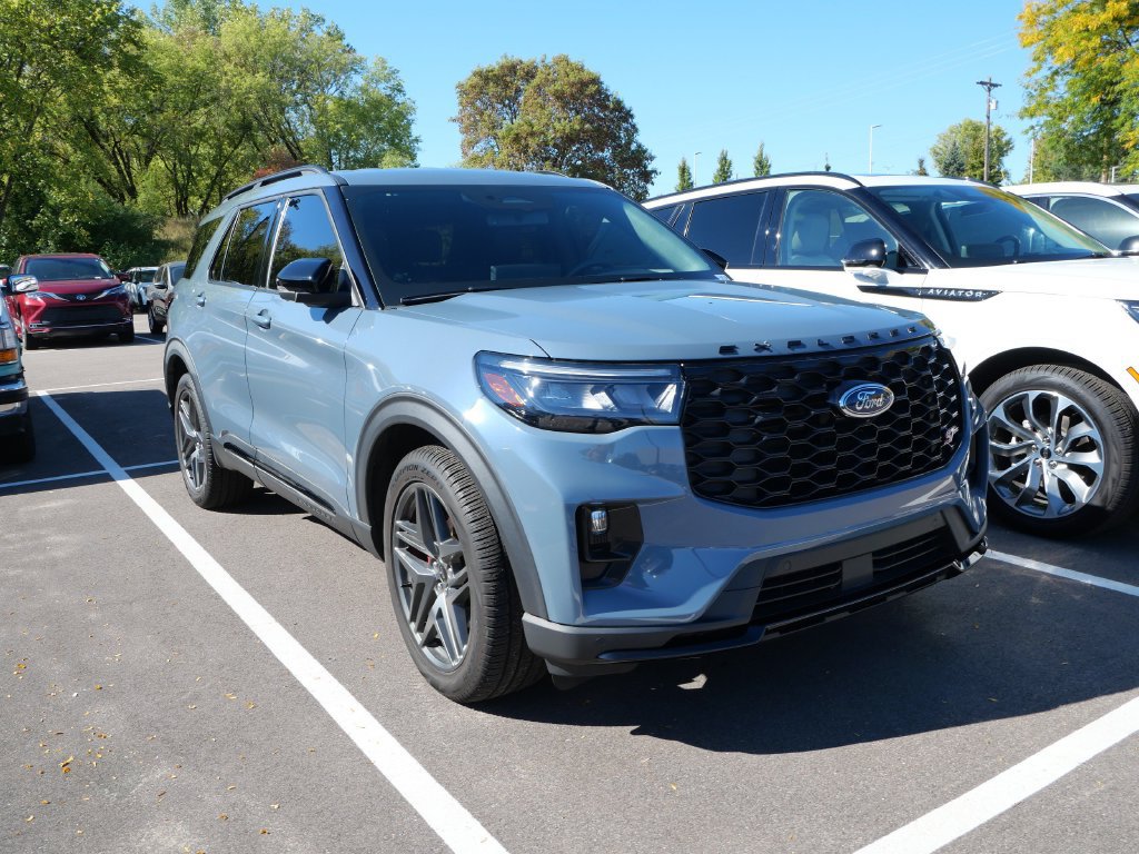 Used 2025 Ford Explorer ST AWD/4WD image 3