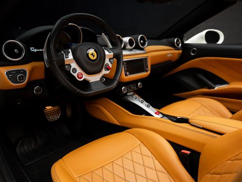 Used 2015 Ferrari California T RWD image 2