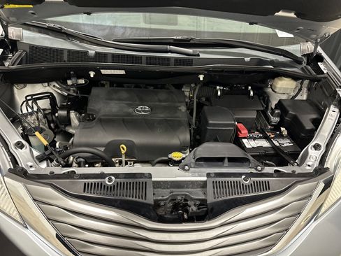 Used 2013 Toyota Sienna XLE image 35