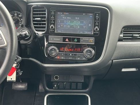 Used 2019 Mitsubishi Outlander ES image 23