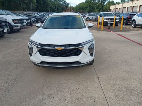Used 2025 Chevrolet Trax LT w/ LT Convenience Package FWD image 5