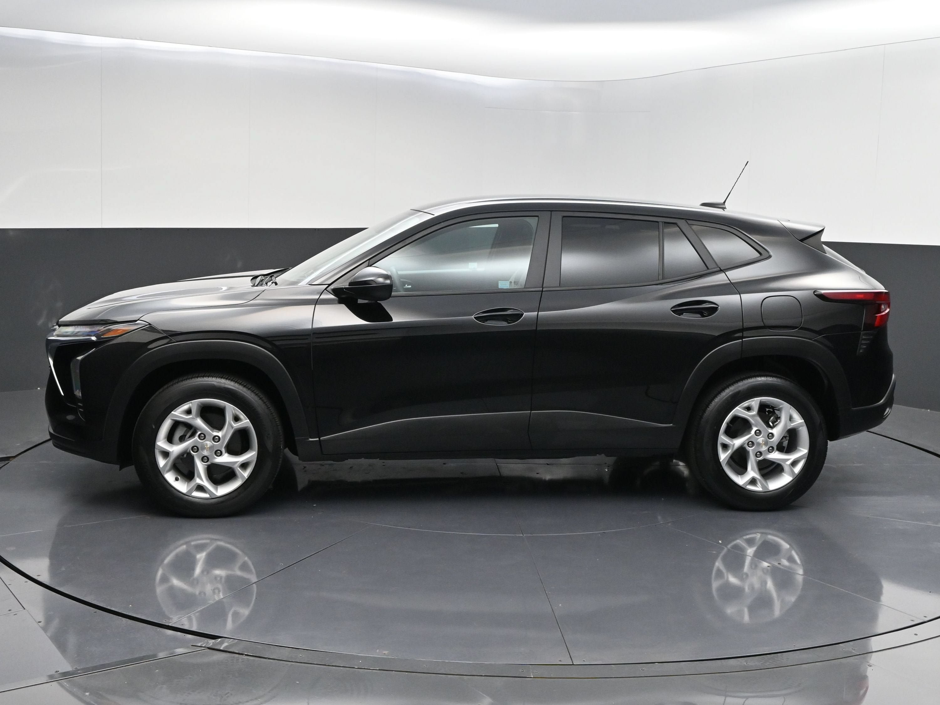Certified 2025 Chevrolet Trax LS w/ LS Convenience Package FWD image 5