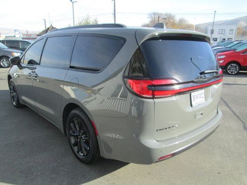 Used 2021 Chrysler Pacifica Touring-L w/ Uconnect Theater Family Group image 4