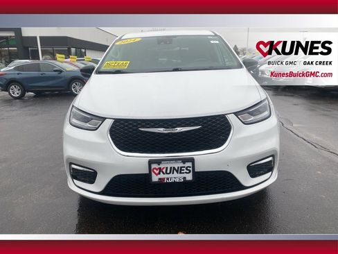 Used 2024 Chrysler Pacifica Touring-L FWD image 10