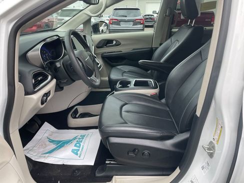 Used 2024 Chrysler Pacifica Touring-L FWD image 12