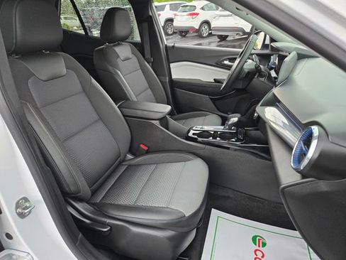 Used 2025 Chevrolet Trax LT w/ LT Convenience Package FWD image 16