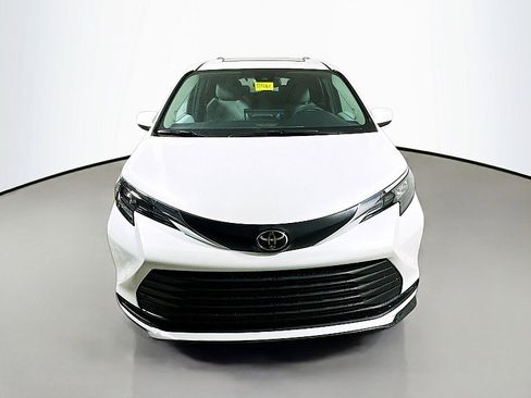 New 2026 Toyota Sienna XLE image 2