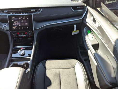 New 2025 Jeep Grand Cherokee L Altitude image 16