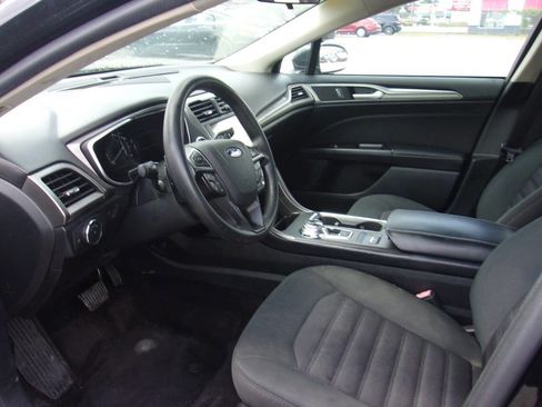 Used 2017 Ford Fusion SE w/ Fusion SE Technology Package FWD image 10