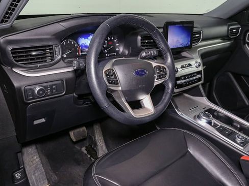 Used 2022 Ford Explorer XLT w/ Equipment Group 202A image 22