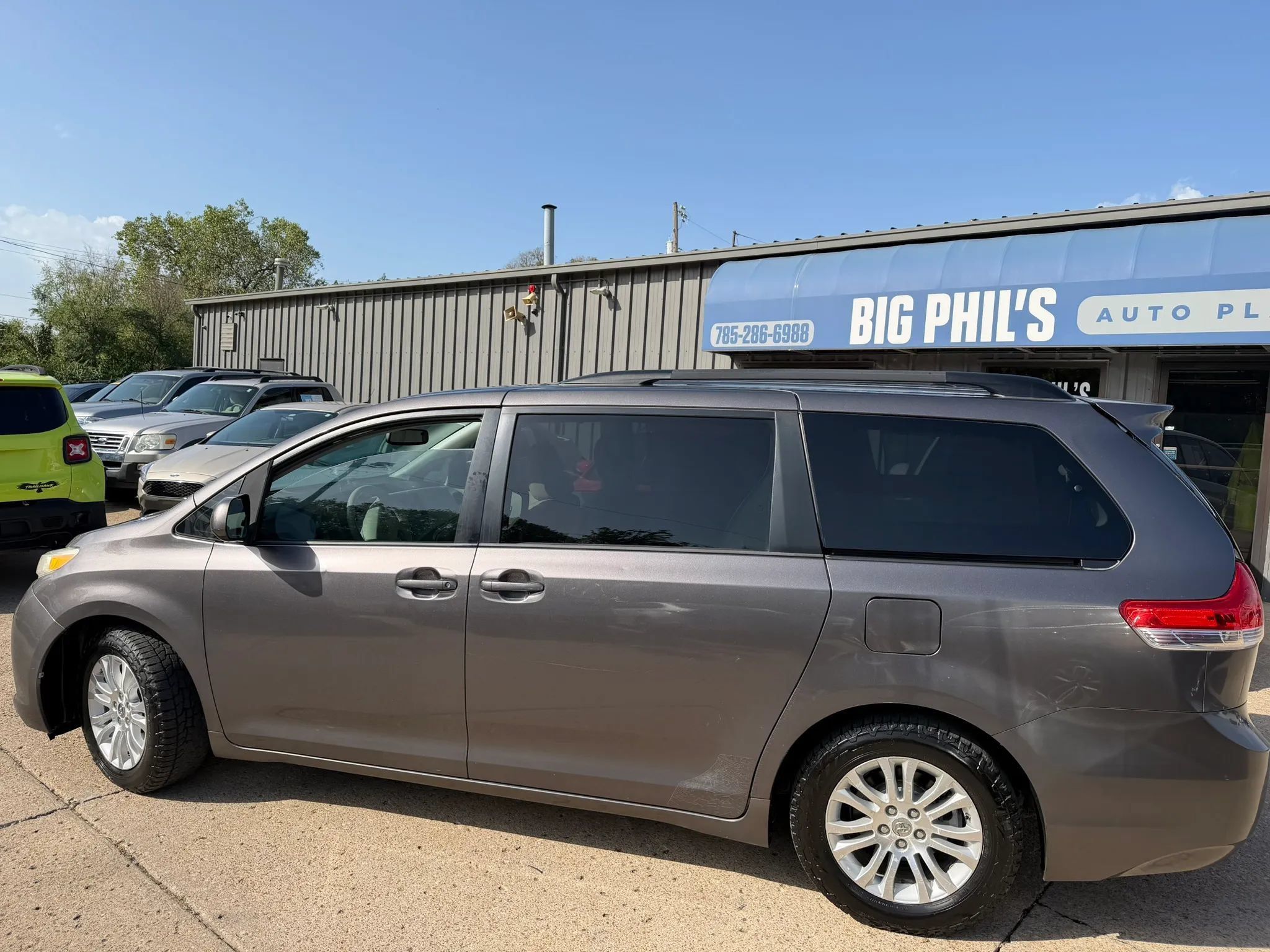 Used 2013 Toyota Sienna XLE FWD image 3