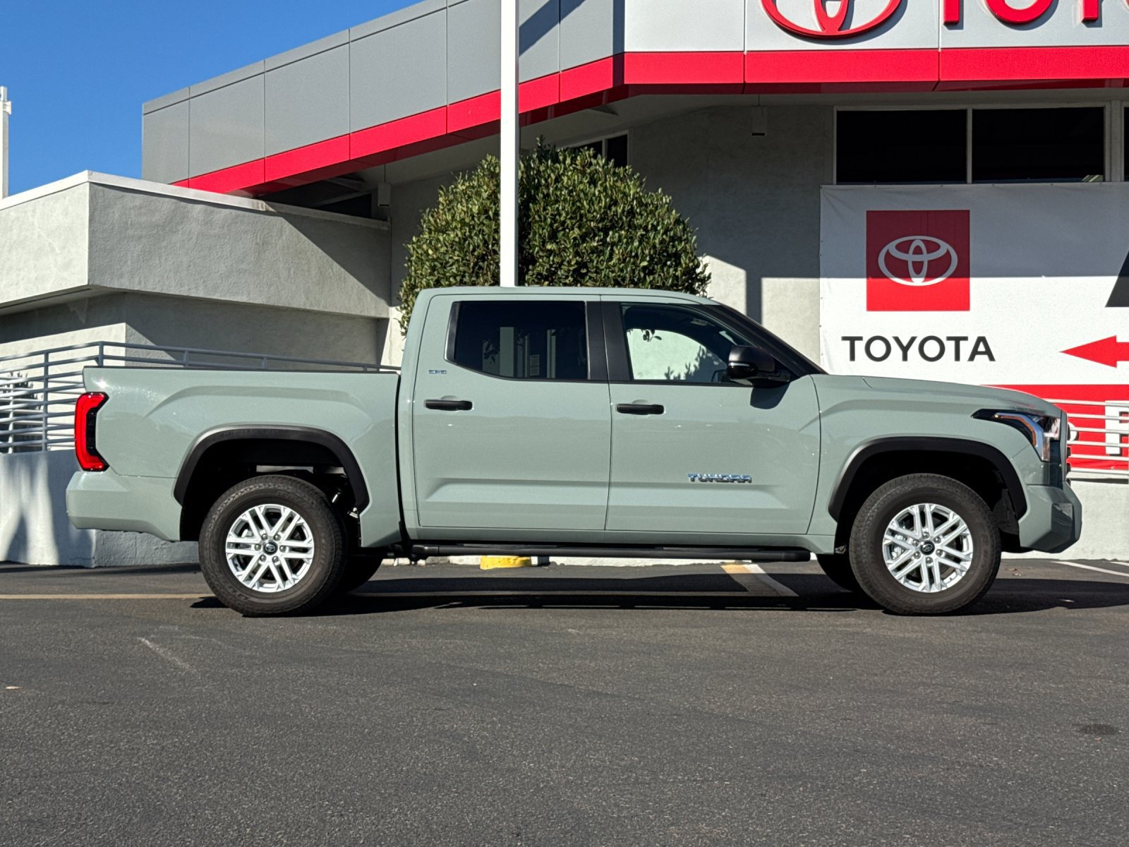 Used 2026 Toyota Tundra SR5 w/ SR5 Convenience Package AWD/4WD image 6