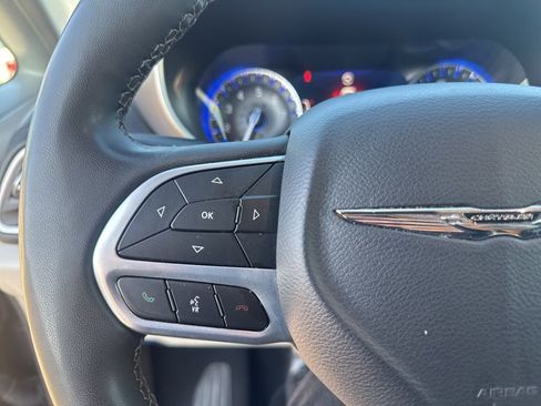 Used 2023 Chrysler Pacifica Touring-L image 22