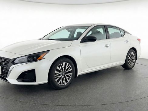 Used 2025 Nissan Altima 2.5 SV image 3