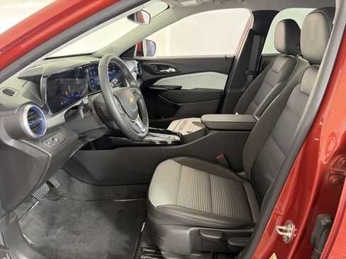 Used 2024 Chevrolet Trax LT w/ LT Convenience Package FWD image 6