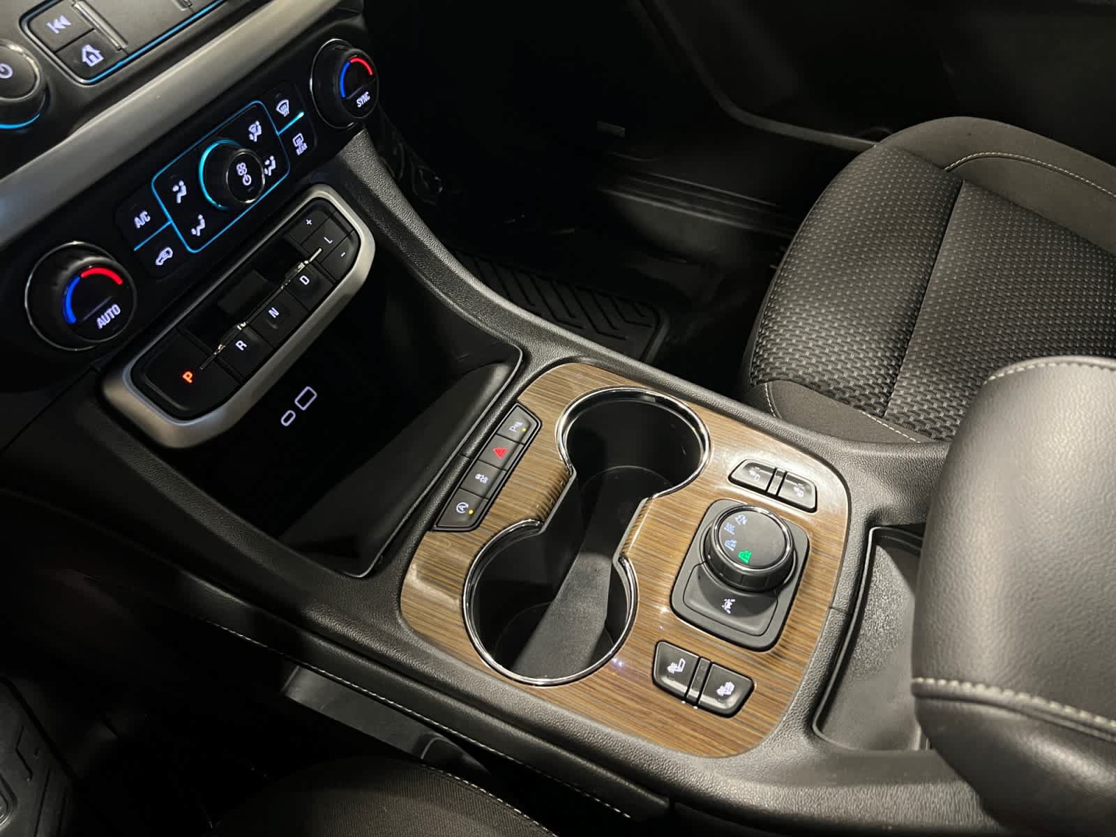 Certified 2023 GMC Acadia SLE w/ Driver Convenience Package AWD/4WD image 16