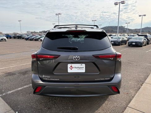 Used 2024 Toyota Highlander Limited image 3