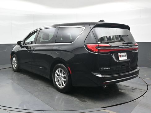 Used 2024 Chrysler Pacifica Touring-L FWD image 9