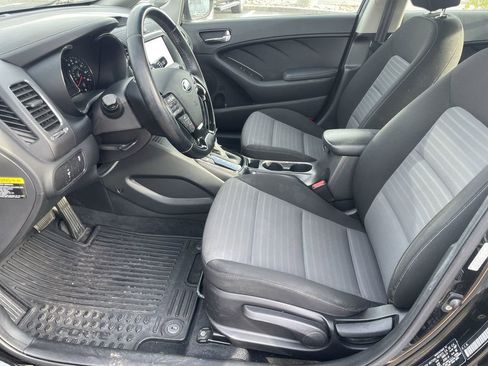 Used 2017 Kia Forte S image 9