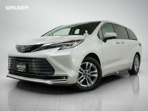 Used 2024 Toyota Sienna Limited image 1