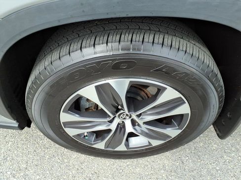 Used 2022 Toyota Highlander XLE image 10