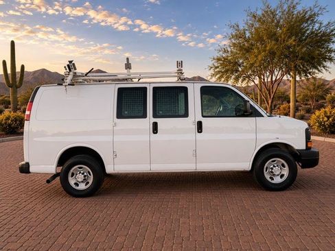 Used 2016 Chevrolet Express 2500 RWD image 4