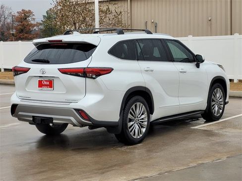 Used 2022 Toyota Highlander Platinum image 4
