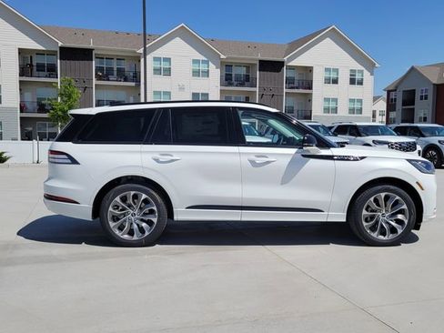 New 2026 Lincoln Aviator AWD image 2