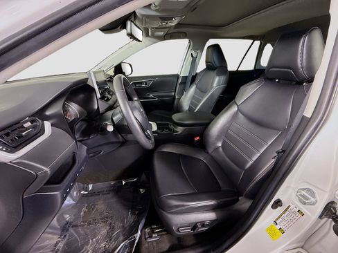 Used 2019 Toyota RAV4 XLE Premium image 18