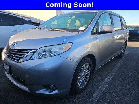 Used 2017 Toyota Sienna XLE w/ XLE Navigation Package image 1