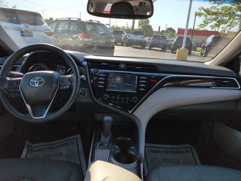 Used 2018 Toyota Camry LE w/ Moonroof Package FWD image 12