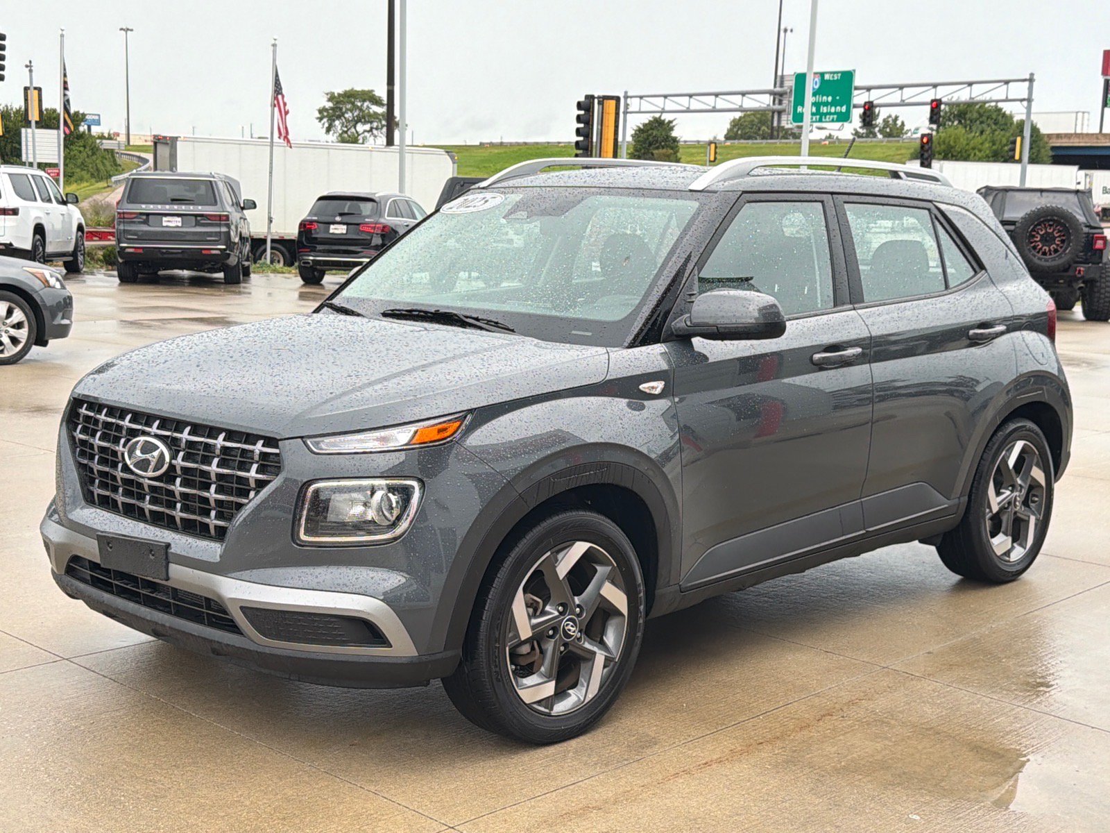 Used 2025 Hyundai Venue SEL FWD image 4